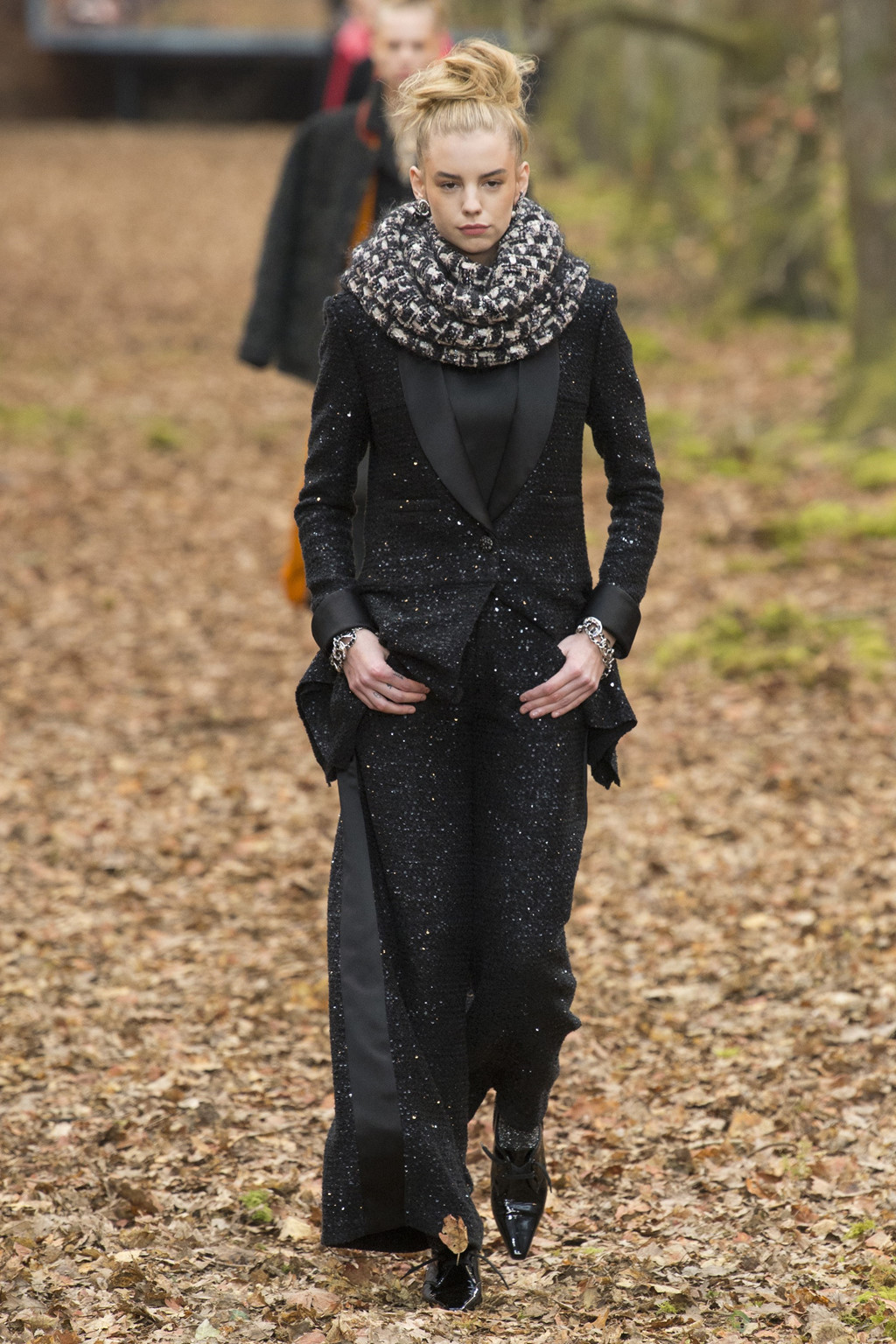 Khu rừng phủ ngập lá vàng thành sàn diễn thời trang trong show Chanel